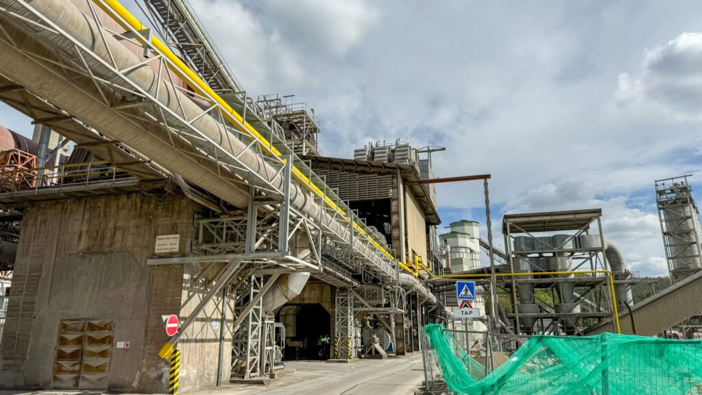 Úpravy potrubních tras v areálu cementárny, Mokrá-Horákov