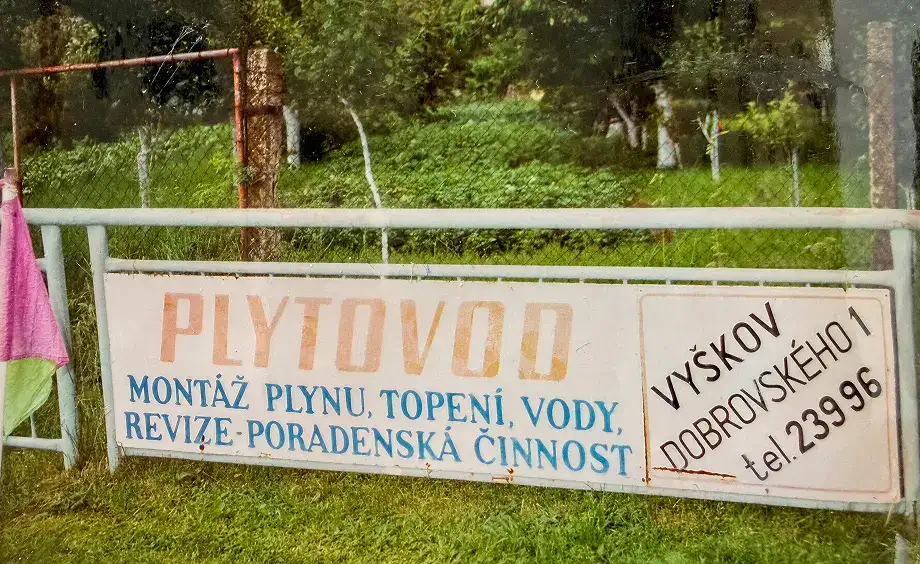 Přesný nápis na reklamní tabuli s informacemi o plynových službách a kontaktem.