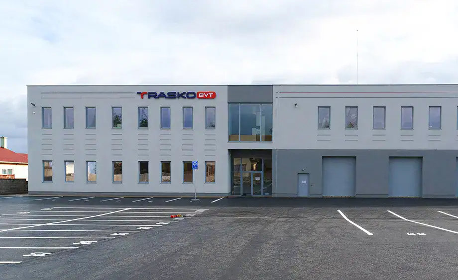 Moderní firemní budova Trasko s parkovištěm v ČR.